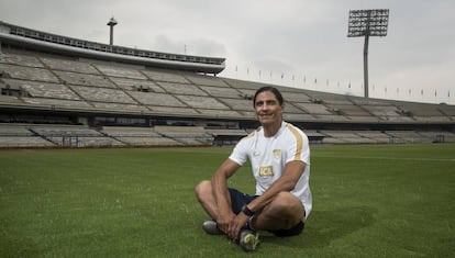 Palencia sentado en el c&eacute;sped del estadio Ol&iacute;mpico Universitario