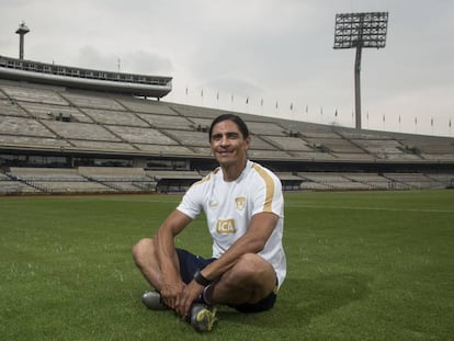 Palencia sentado en el césped del estadio Olímpico Universitario