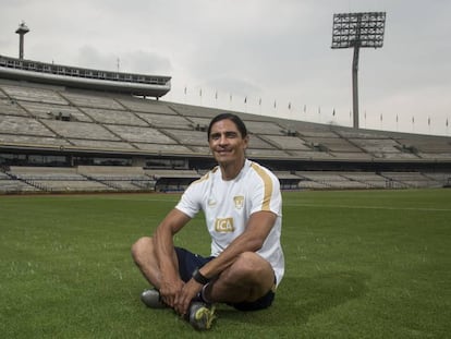 Palencia sentado en el c&eacute;sped del estadio Ol&iacute;mpico Universitario