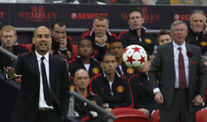 Guardiola y Ferguson dan instrucciones a los suyos.