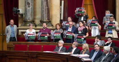 Los diputados de ICV-EUiA muestran carteles a favor de Palestina.