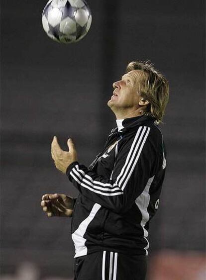 Bernd Schuster juega con un balón durante una sesión de entrenamiento.