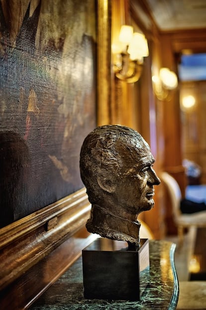 Un busto del Rey junto a su despacho, en el primer piso del pabellón oficial, conectado con el viejo palacio.