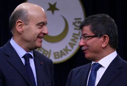 Alain Jupp&eacute;, ministro de Exteriores franc&eacute;s, y su hom&oacute;logo turco Ahmet Davutoglu, en Ankara.