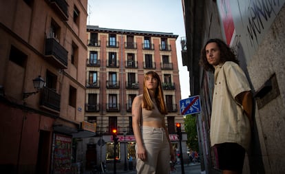 Ballarín y  Calvo posan en el centro de Madrid.