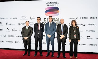 Desde la izquierda: José Manuel Albares, ministro de Asuntos Exteriores de España; Joseph Oughourlian, presidente de PRISA; Pedro Sánchez, presidente del Gobierno de España; Marco Antonio Achón, presidente de la Cámara de Comercio España-Estados Unidos, y Ángeles Moreno Bau, embajadora de España en EE UU.