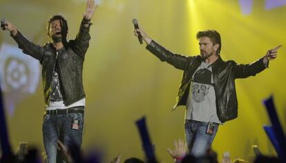 Juanes y Pablo López en los Premios Los 40 Principales.