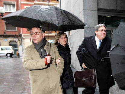 Mikel Cabieces con una gabardina marrón, y su abogado. 