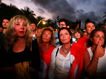 Gestos de decepción entre los concentrados en Barcelona para seguir la declaración de independencia por Puigemont, el pasado martes.