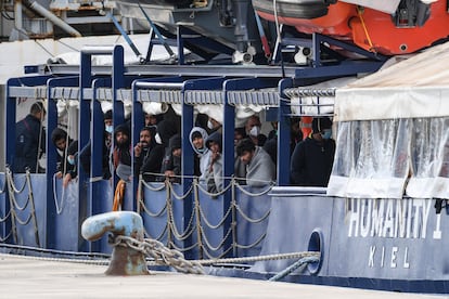 Migrantes en el interior del buque alemán de rescate 'Humanity 1', en el puerto de Catania (Sicilia). El capitán del 'Humanity 1', Joachim Ebeling, se ha negado a seguir las indicaciones de las autoridades italianas y no zarpará hasta que no hayan bajado todos los rescatados. En el interior del barco siguen 35 migrantes que no han recibido la autorización para desembarcar.