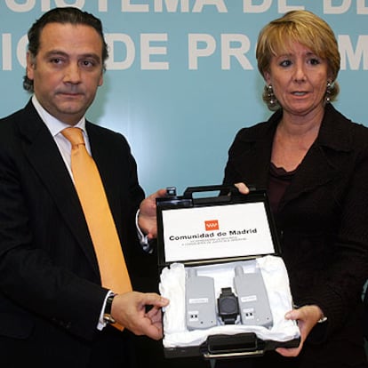 Esperanza Aguirre y el consejero de Justicia, Alfredo Prada, en la presentación del dispositivo.