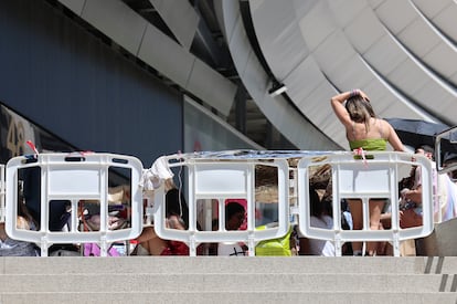 Seguidoras de la cantante estadounidese Taylor Swift, este miércoles a las puertas del estadio Santiago Bernabéu.