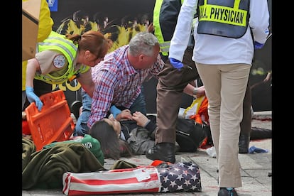 Una v&iacute;ctima de la explosi&oacute;n es atendida en el suelo por los equipos m&eacute;dicos. 