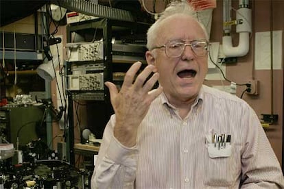 John Hall, de 71 años, explica su trabajo en Boulder (Colorado) tras conocer la concesión del Nobel de Física.