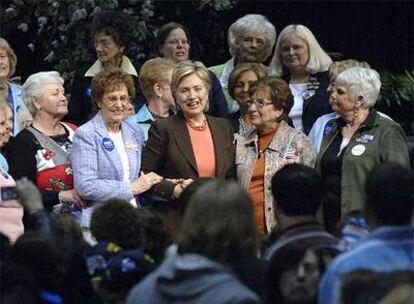 Hillary Clinton, rodeada de un grupo de mujeres durante un mitin en Fairmont (Virginia Occidental).