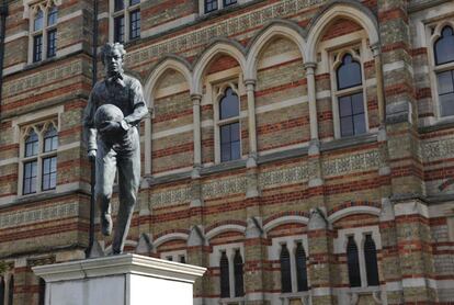 Una estatua en honor a William Webb Ellis en la escuela de Rugby, el supuesto inventor de este deporte.