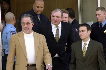 Michael Skakel, en el centro, rodeado por sus abogados durante el jucio donde fue acusado de asesinar a Martha Moxley en 1975.