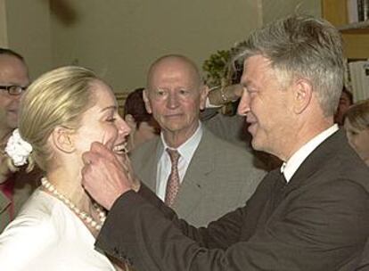 David Lynch (derecha) saluda a la actriz Sharon Stone en presencia del director del Festival, Gilles Jacob.