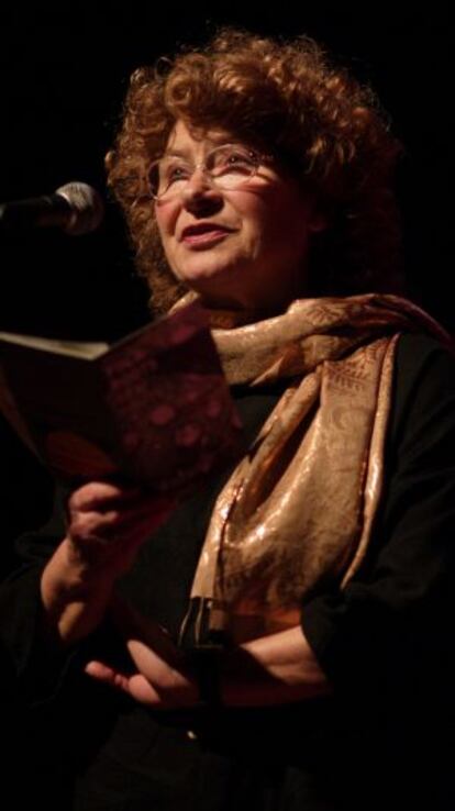 Shirley Collins, leyendo 'Folk Roots, New Routes'.