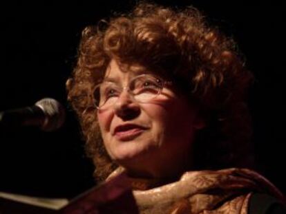 Shirley Collins, leyendo 'Folk Roots, New Routes'.