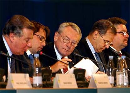 Varios miembros de la Agencia Mundial Antidopaje, con su presidente, Dick Pound (centro), en la reunión de ayer.