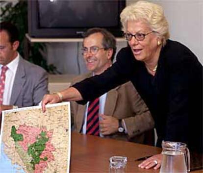 La fiscal Carla del Ponte muestra un mapa de Bosnia-Herzegovina en el Tribunal de La Haya.