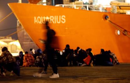 Desembarco de personas migrantes desde el barco de b&uacute;squeda y rescate MV Aquarius, administrado en colaboraci&oacute;n entre SOS Mediterran&eacute;e y M&eacute;dicos Sin Fronteras, a su llegada en Augusta, en la isla de Sicilia (Italia), el pasado 30 de enero. 