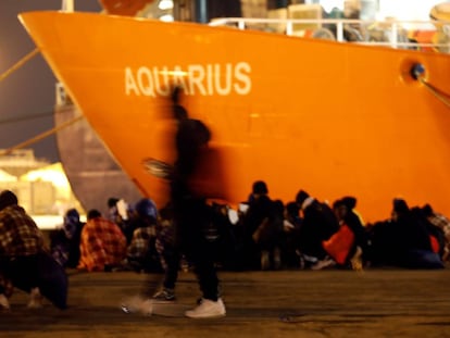 Desembarco de personas migrantes desde el barco de b&uacute;squeda y rescate MV Aquarius, administrado en colaboraci&oacute;n entre SOS Mediterran&eacute;e y M&eacute;dicos Sin Fronteras, a su llegada en Augusta, en la isla de Sicilia (Italia), el pasado 30 de enero. 