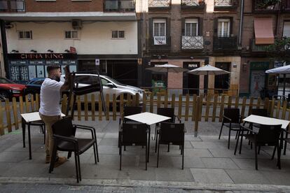 Terrazas instaladas en las plazas de aparcamiento de la calle de Ponzano el pasado mes de junio.
