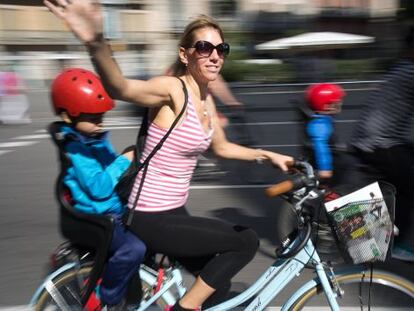 Una de les participants en la bicicletada d'ahir a Barcelona.