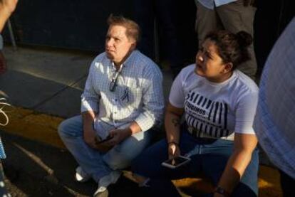 Dolly Mora junto a José Adán Aguerri, presidente del Consejo Superior de la Empresa Privada (COSEP), durante una protesta en Managua.
