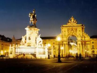 Vista nocturna de la plaza del Comercio en Lisboa, con el arco de la calle Augusta y el monumento a don José I. EFE/Archivo