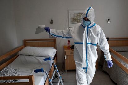 Un operario desinfectando con ozono una habitación de la residencia Casablanca, en Villaverde, el pasado 12 de abril.