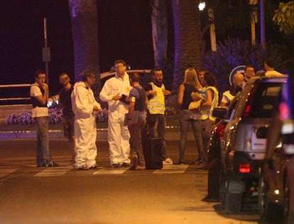 Agntes de los Mossos d'Esquadra analizan la zona del atentado en Cambrils.