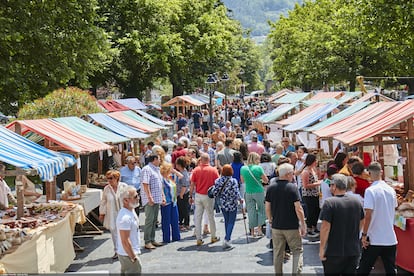 Una multitud se acerca a los puestos del mercado de Grao, que se celebra cada miércoles y domingo.