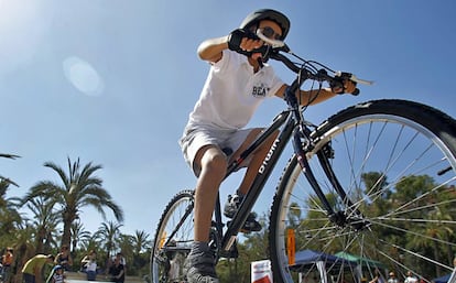 Un joven en bicicleta en Valencia.