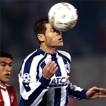 Schürrer controla el balón con la cabeza ante Castillo.