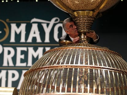 Momento en el que se introducen las bolas de los premios en el bombo.