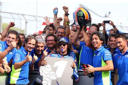 El piloto de Suzuki ata la segunda victoria de la temporada y el de Honda claudica, por segunda vez consecutiva, en la última curva de la carrera. En la imagen, Rins y su equipo celebran el triunfo en el estadio de Silverstone.