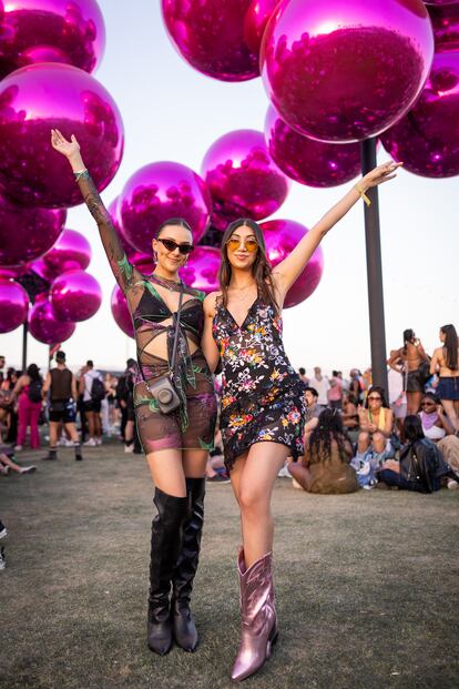 Dos mujeres posan para una foto en el medio de los globos de Coachella. 