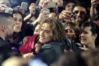 David Bisbal, rodeado de seguidoras a su llegada a la gala de Cadena Dial en Tenerife.