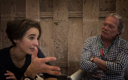 Laurence Debray conversa con Alberto Barrera durante la feria del libro de Guadalajara. 