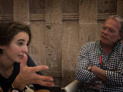 Laurence Debray conversa con Alberto Barrera durante la feria del libro de Guadalajara. 