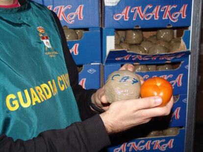 Un agente muestra una bola de hachís con forma de tomate intervenida en Algeciras.