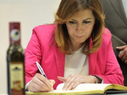 Susana Díaz firma en el libro de visitas de la feria agrícola de Estepa.