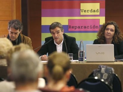Jonan Fernández (centro), durante la inauguración esta mañana del seminario 'De los derechos de las víctimas a las tareas de la sociedad'.