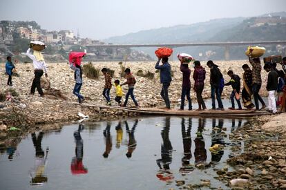 Un grupo de fieles hindúes asisten a un ritual cerca del río Tawi durante el festival 'Chhath Puja', en Jammu, capital de verano de la Cachemira india.