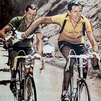 Fausto Coppi (delante) y Gino Bartali comparten una botella de agua durante una etapa del Tour de 1949.