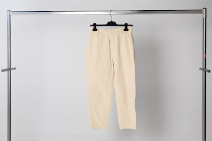 Unos pantalones beige fabricados en China fueron depositados el pasado abril en un contenedor de Critas de Palencia y salieron de Espa?a por el puerto de Valencia. Pasaron por Italia, por Abu Dhabi, por India y por Mozambique. Ahora se encuentran a las afueras de Johanesburgo. Contactamos con Mervin Canham, un sudafricano que posee una tienda de ropa de segunda mano, para que fuera hasta el lugar indicado en los geolocalizadores y encontr una tienda de matrculas de coches y de letreros publicitarios en la zona industrial Roodepoort. Su due?a le mostr unas cajas de ropa usada que haba heredado de una persona fallecida, donde presuntamente se encontrara el pantaln. Sumando las distancias en lnea recta, esta prenda ha recorrido al menos 17.000 kilmetros, sin contar la distancia entre China, donde fue fabricada, y Madrid.