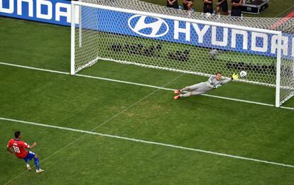 El jugador chileno Gonzalo Jara, dispara al poste, fallando el penalti decisivo ante Julio Cesar.